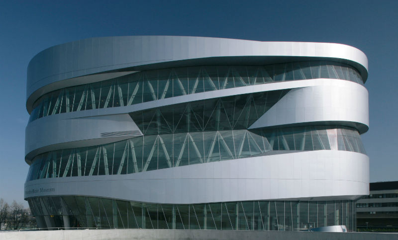  متحف مرسيدس بنز من الخارج - المتحف مصمم على شكل درج لولبي