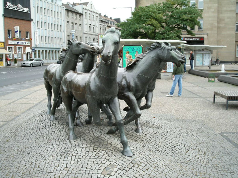 تماثيل خيول في ساحة بانهوفس فوربلاتس في آخن